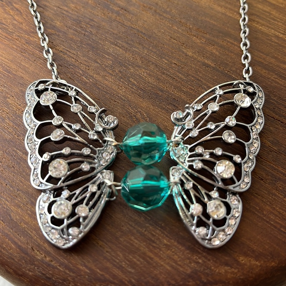 🌺 3 for $25 Butterfly statement necklace